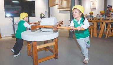 研學(xué)基地體驗傳統(tǒng)石碾